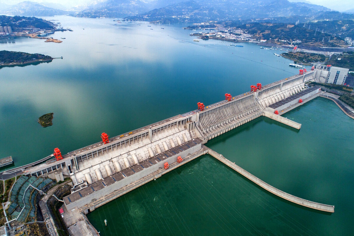 三峡大坝水量增50拥有8台发电组的长江电力业绩能炸裂吗