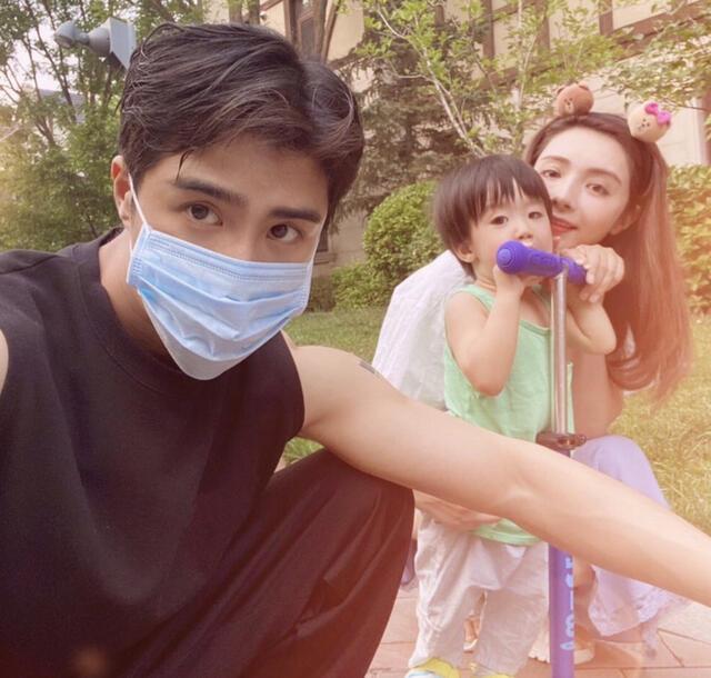 麦迪娜外出游玩,母子俩戴粉帽超有爱,丹尼尔软萌模样神似姜潮