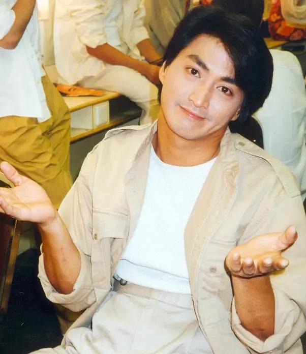 最帅展昭何家劲新照曝光状态佳年过60仍独身一人