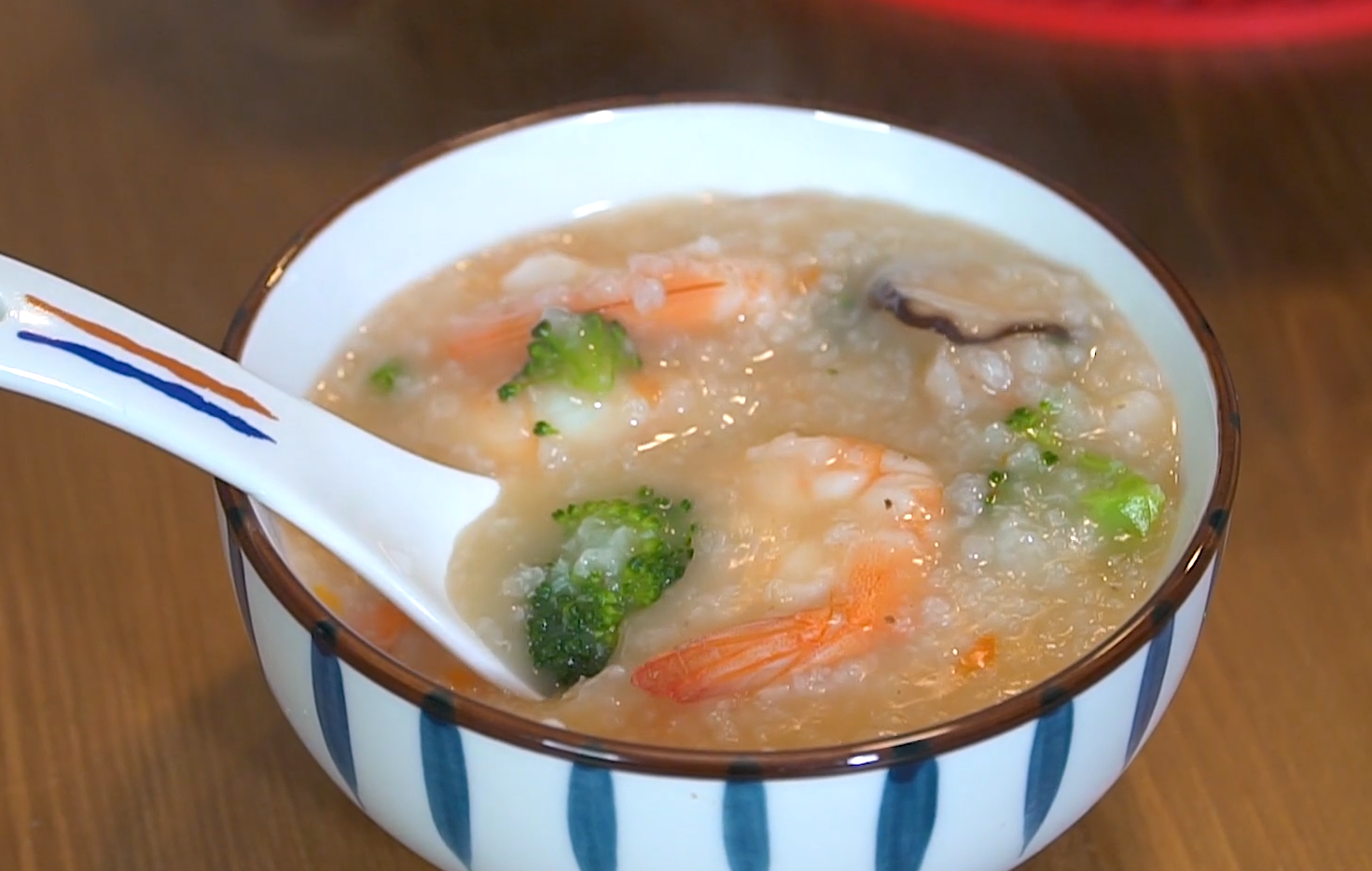 大虾加上冻大米,熬一锅海鲜粥,做法简单,营养美味,暖心又暖胃