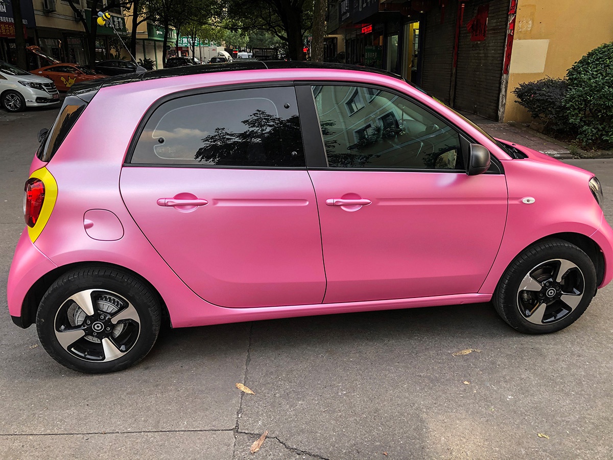 奔驰smart车身改色电光公主粉rg瑞集改色膜湖浙江永康