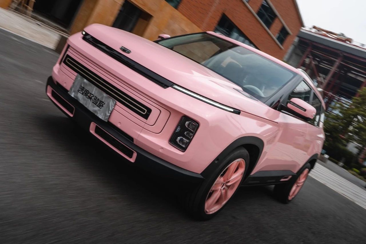 吉利icon girl女生版则进行大量的采访调研,关注了女性驾驶者在开车