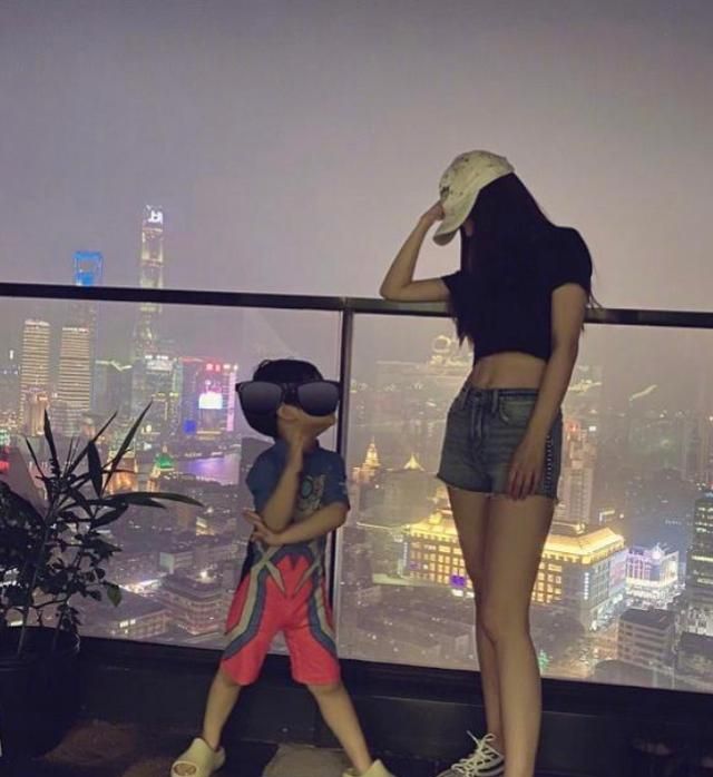 现实版《三十而已》?Baby带儿子和众贵妇出游,大合影只能站角落休闲区蓝鸢梦想 - Www.slyday.coM 现实版《三十而已》?Baby带儿子和众贵妇出游,大合影只能站角落休闲区蓝鸢梦想 - Www.slyday.coM