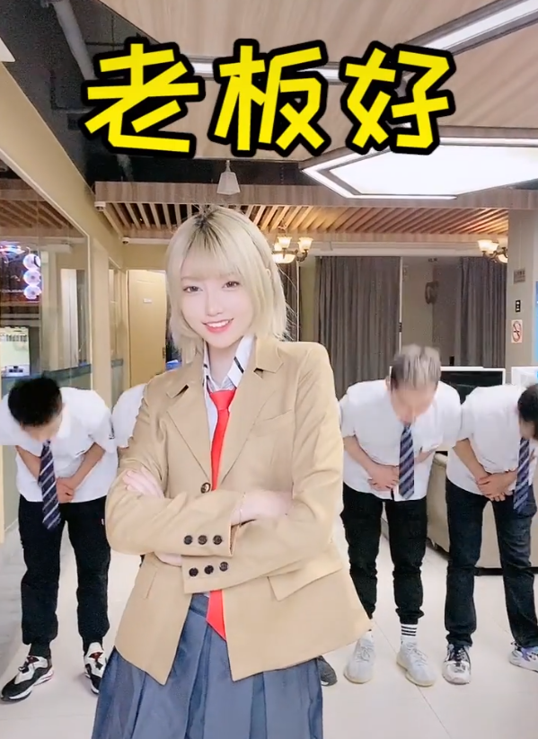 咬米又转变人设,从女网管变老板,套路这么多,难怪涨