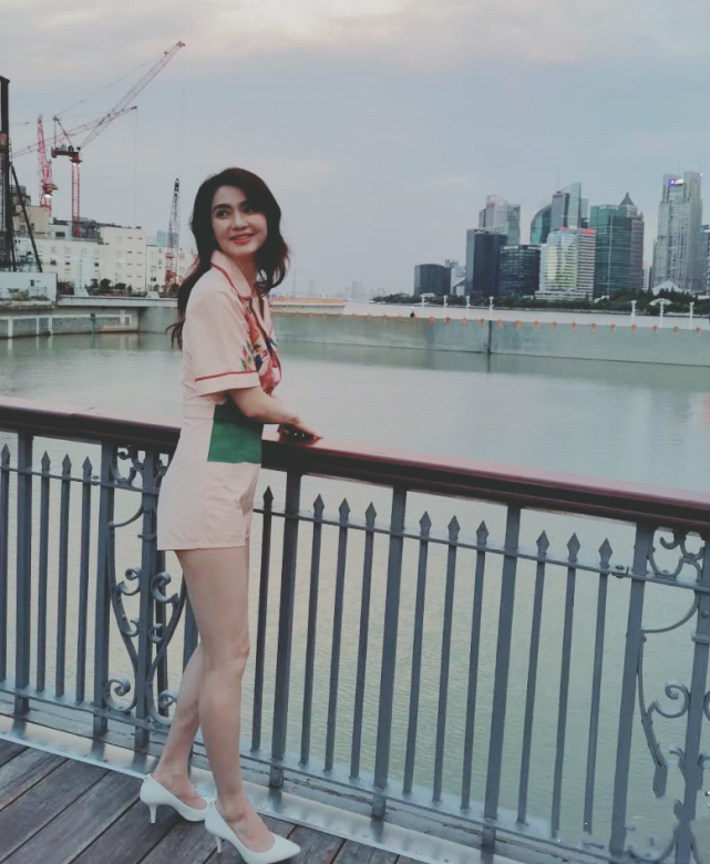 张丹峰管不住洪欣了看到她穿连身裤秀出来的腿70后女星里少见