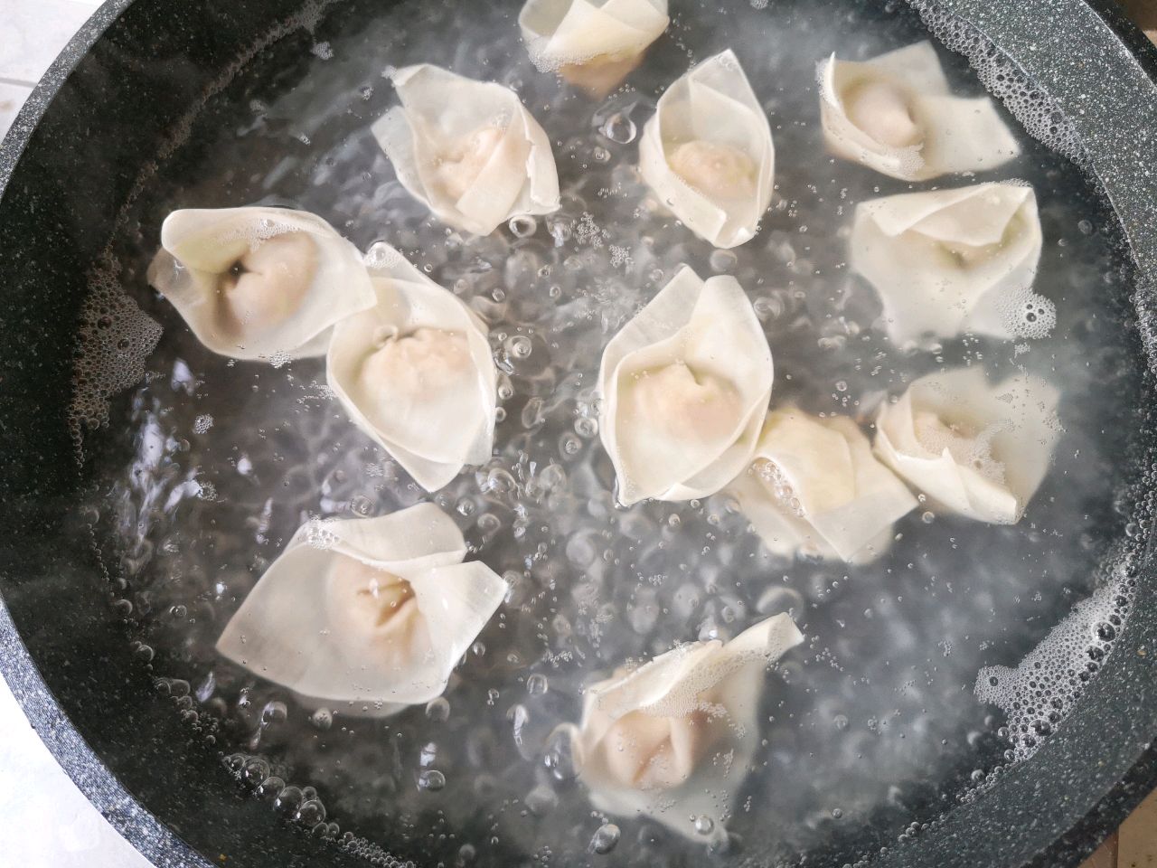 陈醋和酱油搅拌均匀,然后加入1勺煮抄手的热汤搅拌均匀汤汁就做好了