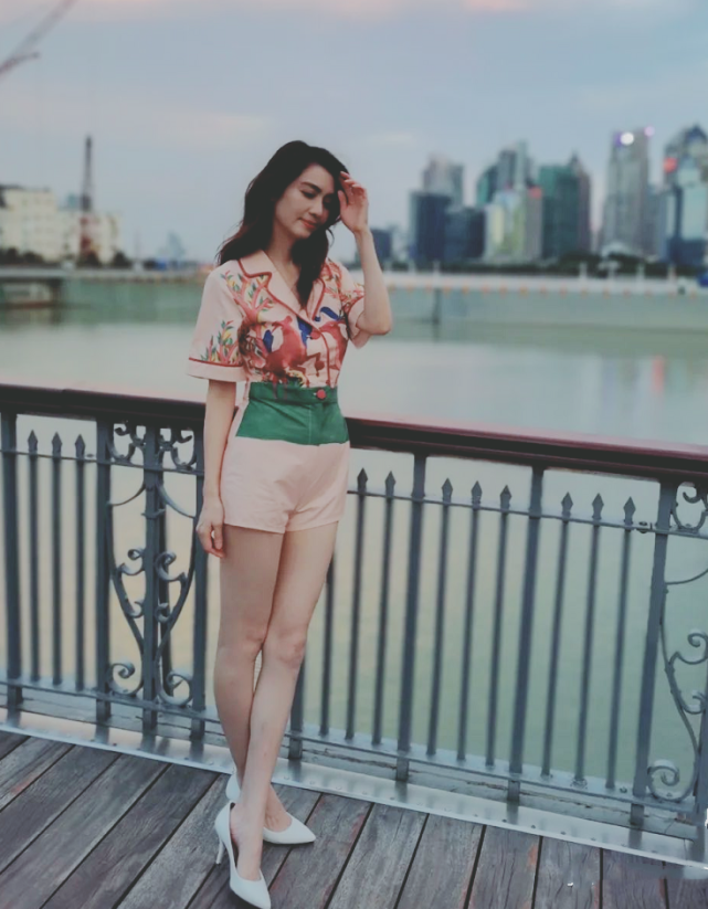 张丹峰管不住洪欣了看到她穿连身裤秀出来的腿70后女星里少见