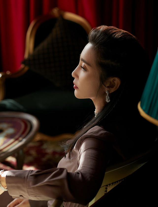 影中看花!李冰冰扎脏辫配钻饰闪耀迷人 秀侧颜气质美艳端庄