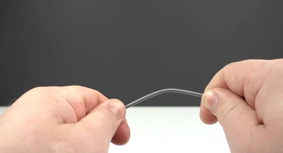 用力将它从中间掰弯拿出一根铁丝