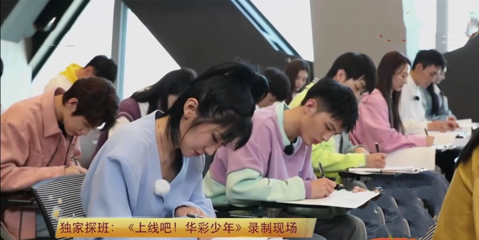 华彩少年首播获好评易烊千玺当考官选秀前考笔试引热议