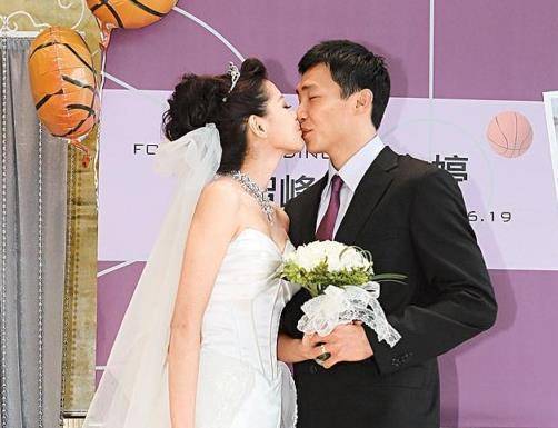 嫁给球星生一双儿女,如今38岁很美很幸福|严立婷|张智峰|活蚯蚓_新浪