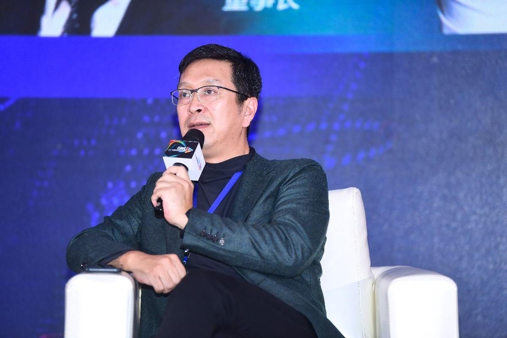 清华大学教授尹鸿与东阳正午阳光影视公司董事长侯鸿亮,慈文传媒创始