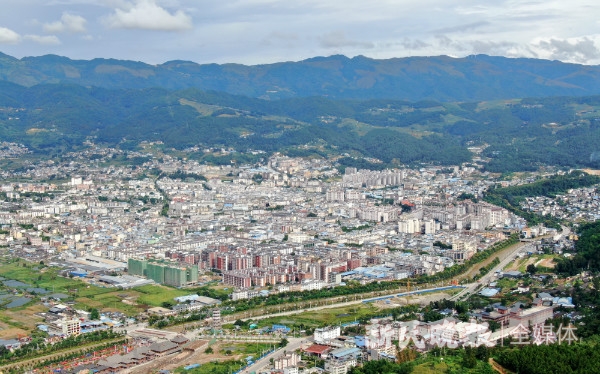 图说:澜沧县城航拍全景.