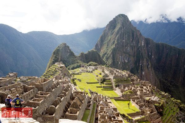 资料图片：2015年5月24日，游客参观秘鲁南部安第斯山脉中的马丘比丘印加遗址。（新华社记者 徐子鉴摄）
