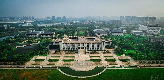 南师附中江宁分校等众多学校,而且周边更有东南大学九龙湖校区,南京