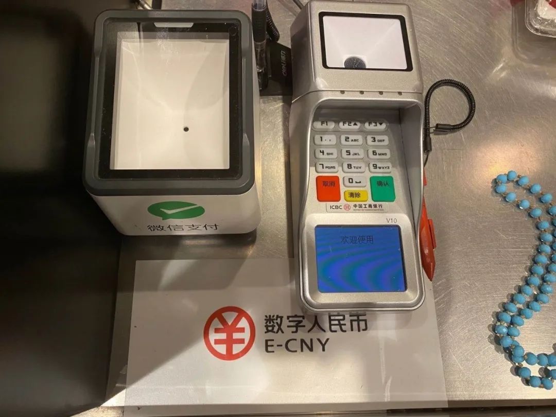 深圳某商户收银台数字人民币刷码设备。图源：澎湃新闻
