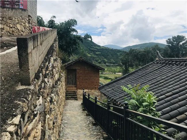 易门县小街乡普厂村:稻落弦起歌满村 江畔村落笑开颜