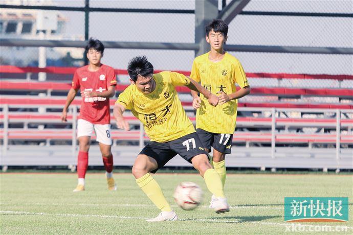 李星贤(右)在训练赛中.