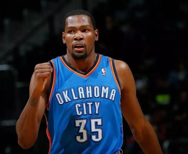 按照官方给出的模板,可以无限放大杜兰特身高臂长射术出色的优点,通过