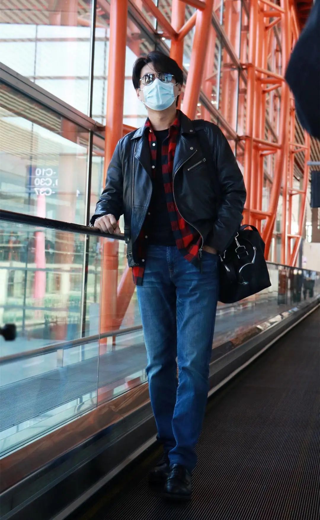 靳东大叔变小伙,黑色皮衣玩叠穿又潮又帅,43岁状态不输年轻人