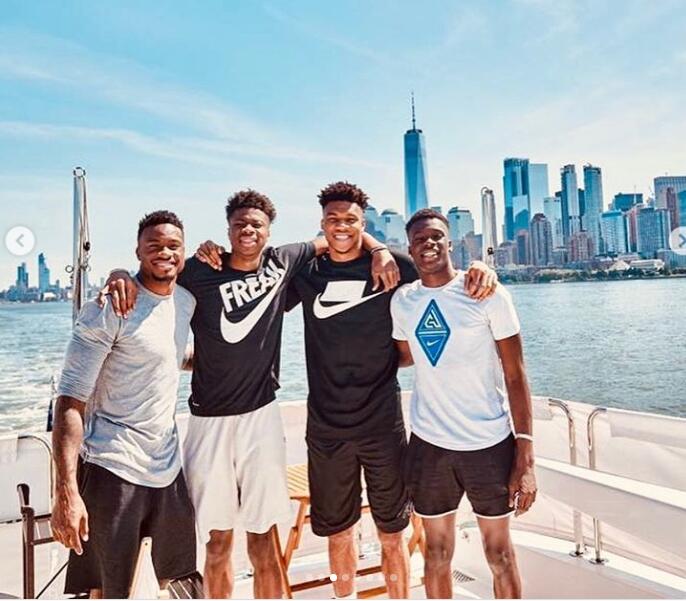 字母哥晒四兄弟从小到大合影,三弟率先夺冠|四兄弟