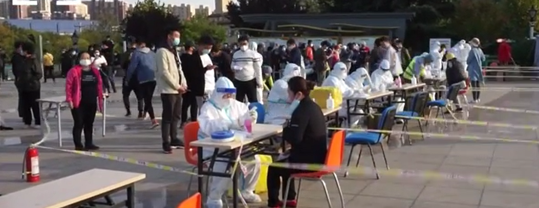 ▲青岛组织大规模核酸检测 图据红星视频截图