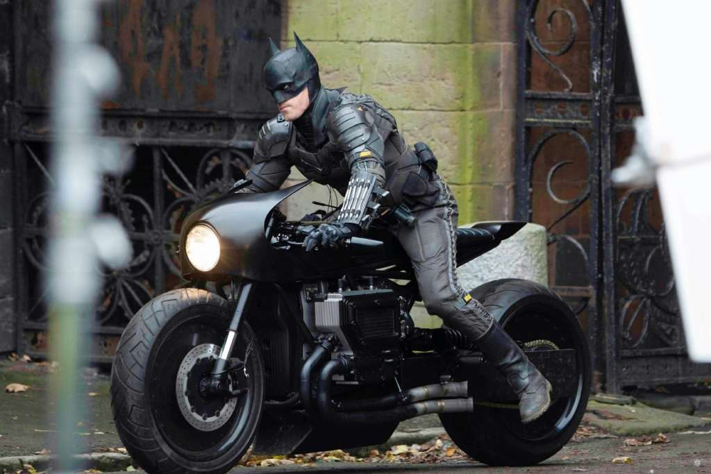 dc新蝙蝠侠再曝片场照替身演员穿蝙蝠战衣和摩托登场