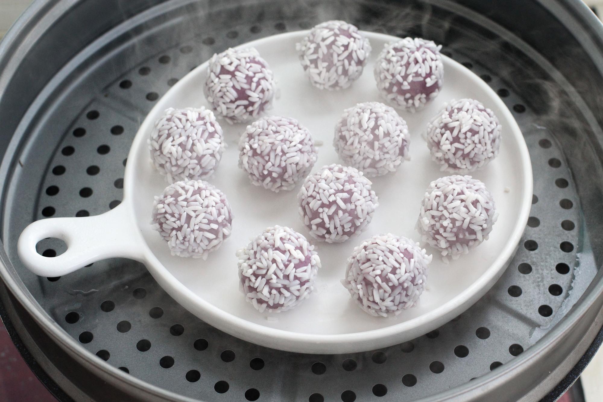 小贴士:蒸好的紫薯丸子最好趁热吃,如果凉了后糯米会变硬,可以再回锅
