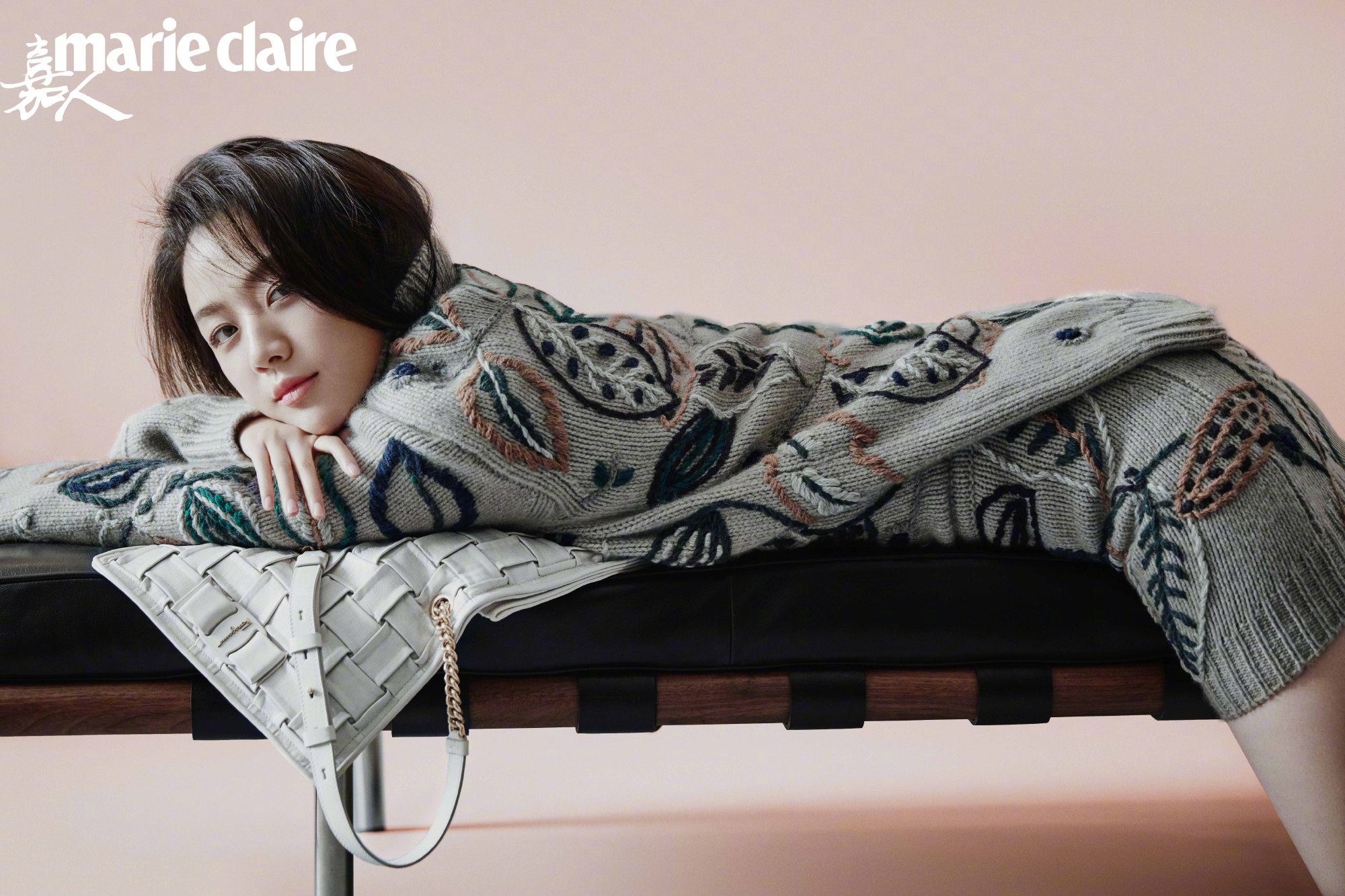 42岁汤唯新刊凹出性感一袭大衣在身超魅惑水润牛奶肌惹人羡