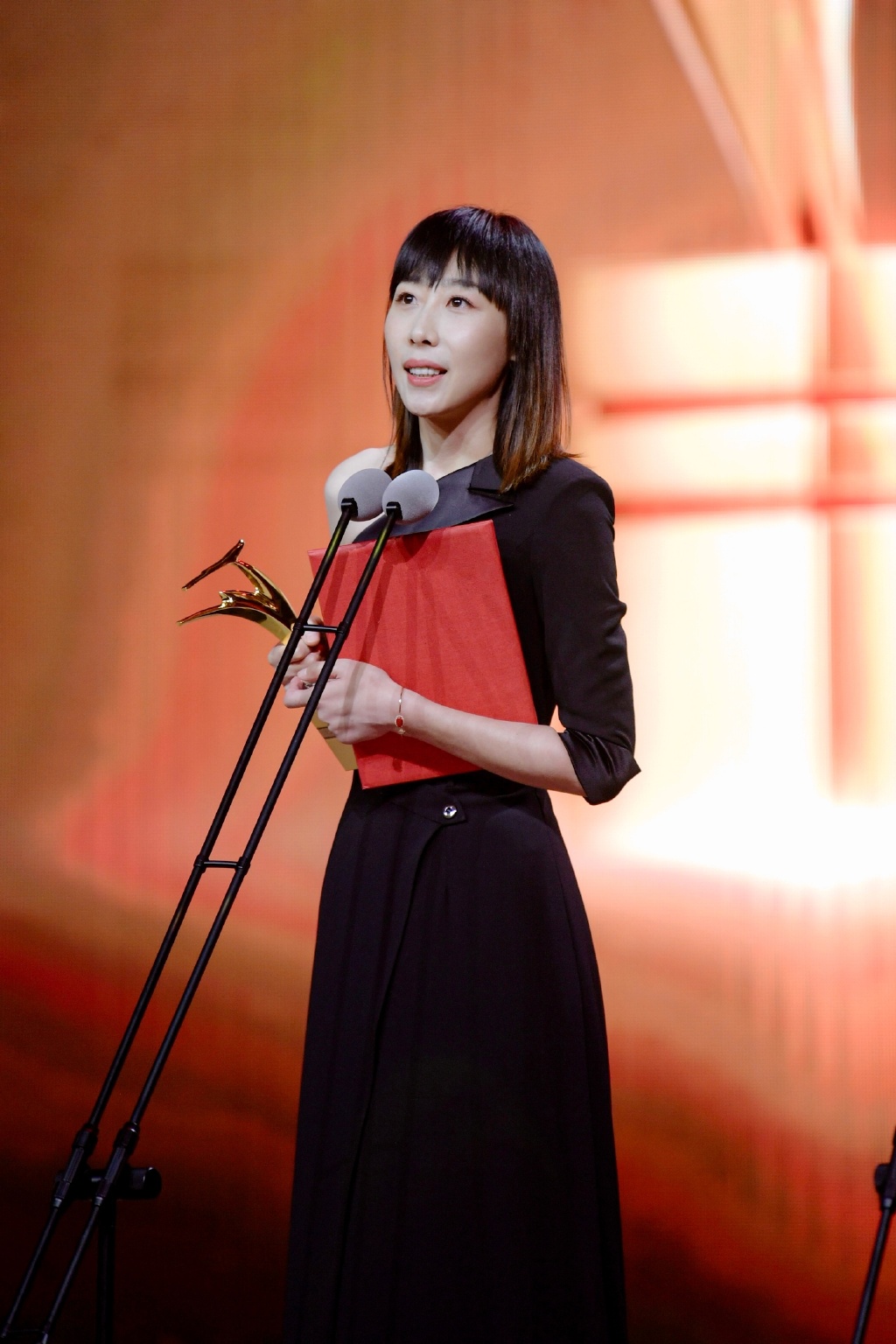 华鼎奖最佳女主任素汐被男相脸耽误的女神穿黑裙身姿婀娜