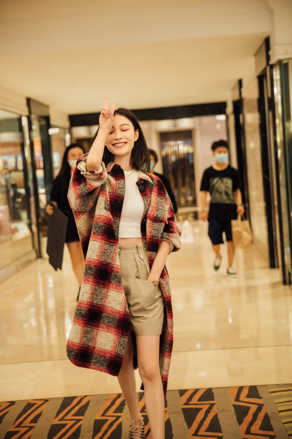 倪妮终于换发型短发背头配黑白拼接吊带高级精致蝴蝶背太抢镜