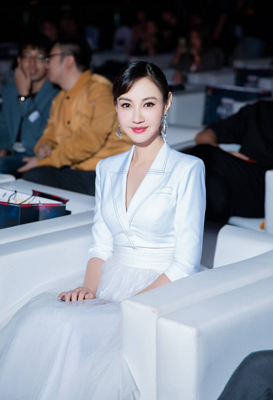 江玉燕杨雪近况曝光!穿高腰裙大秀蚂蚁腰,撞脸baby气场更强