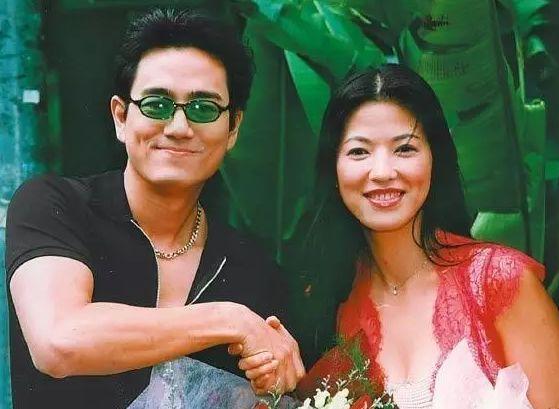 她是清纯女神43岁结婚,嫁丑男婚姻幸福,年近五十生下双胞胎