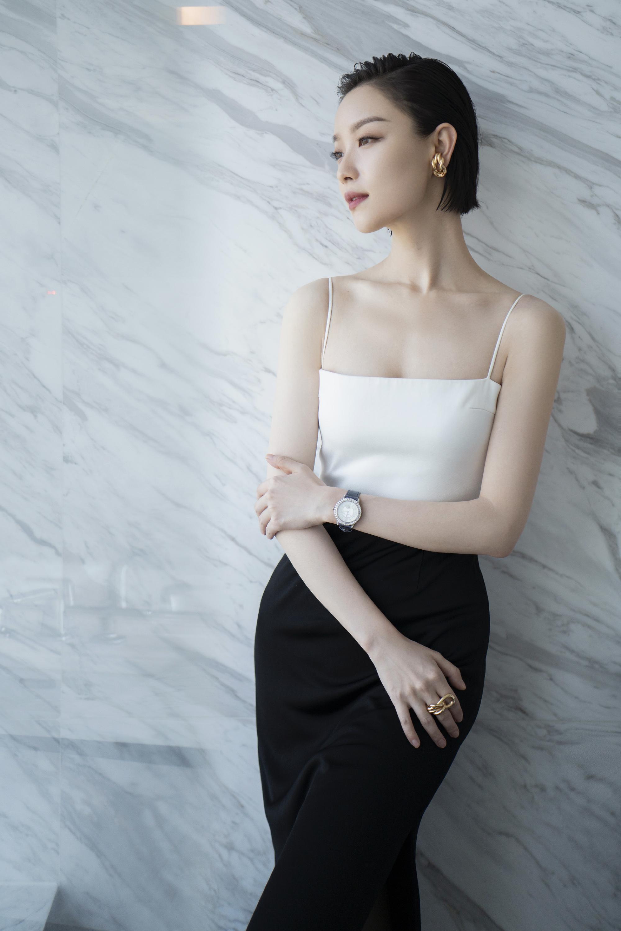 但没想到这种超细的吊带会这么有效果,它不仅突出了倪妮姣好的身材