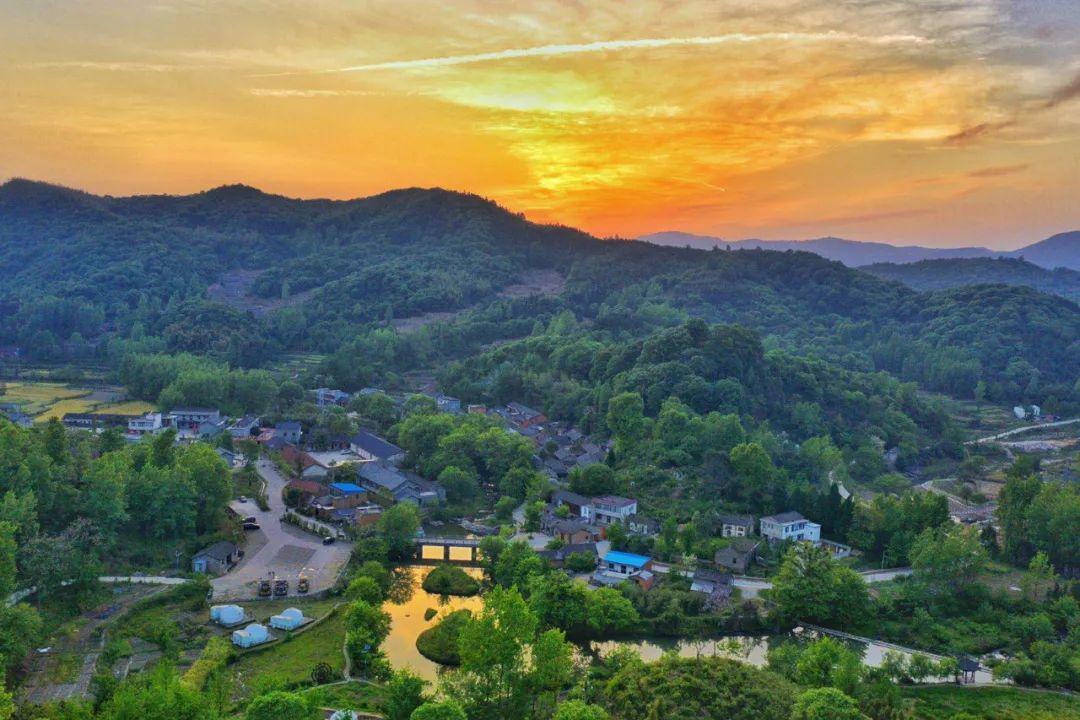 火红的新县真好看. 图/王天定,胡静泓 摄于西河湾