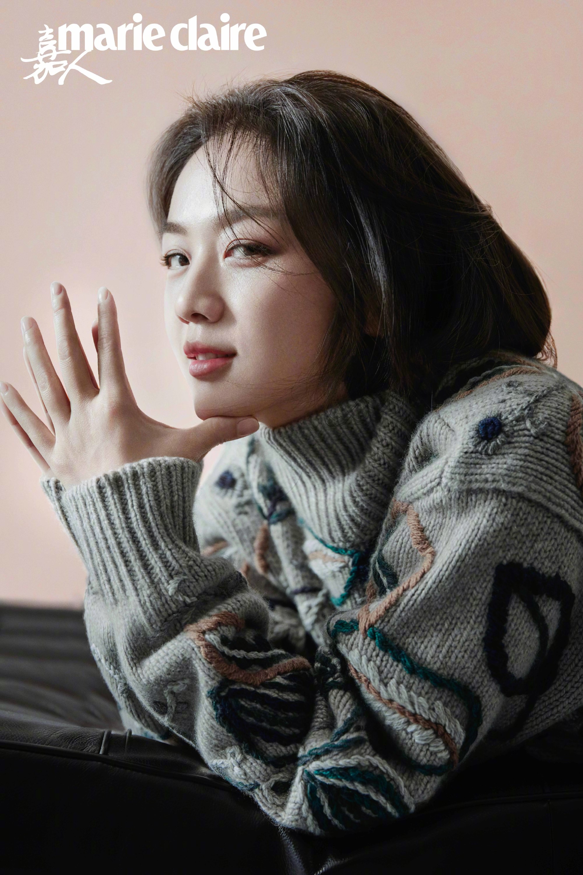 42岁汤唯新刊凹出性感一袭大衣在身超魅惑水润牛奶肌惹人羡