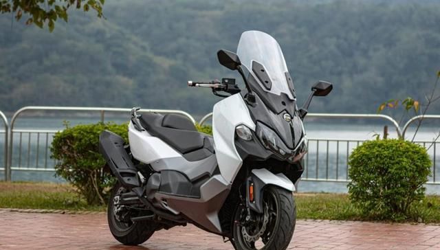 2020款的三阳tl500在外观设计更现代,车架配重同样是50:50,传动则使用