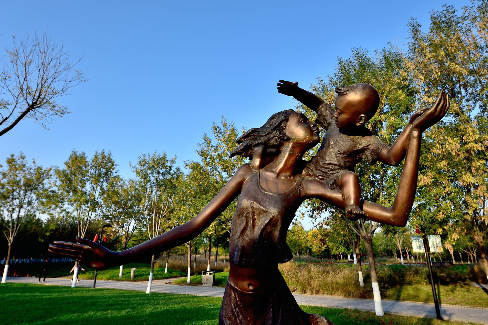 雕塑母子情深美