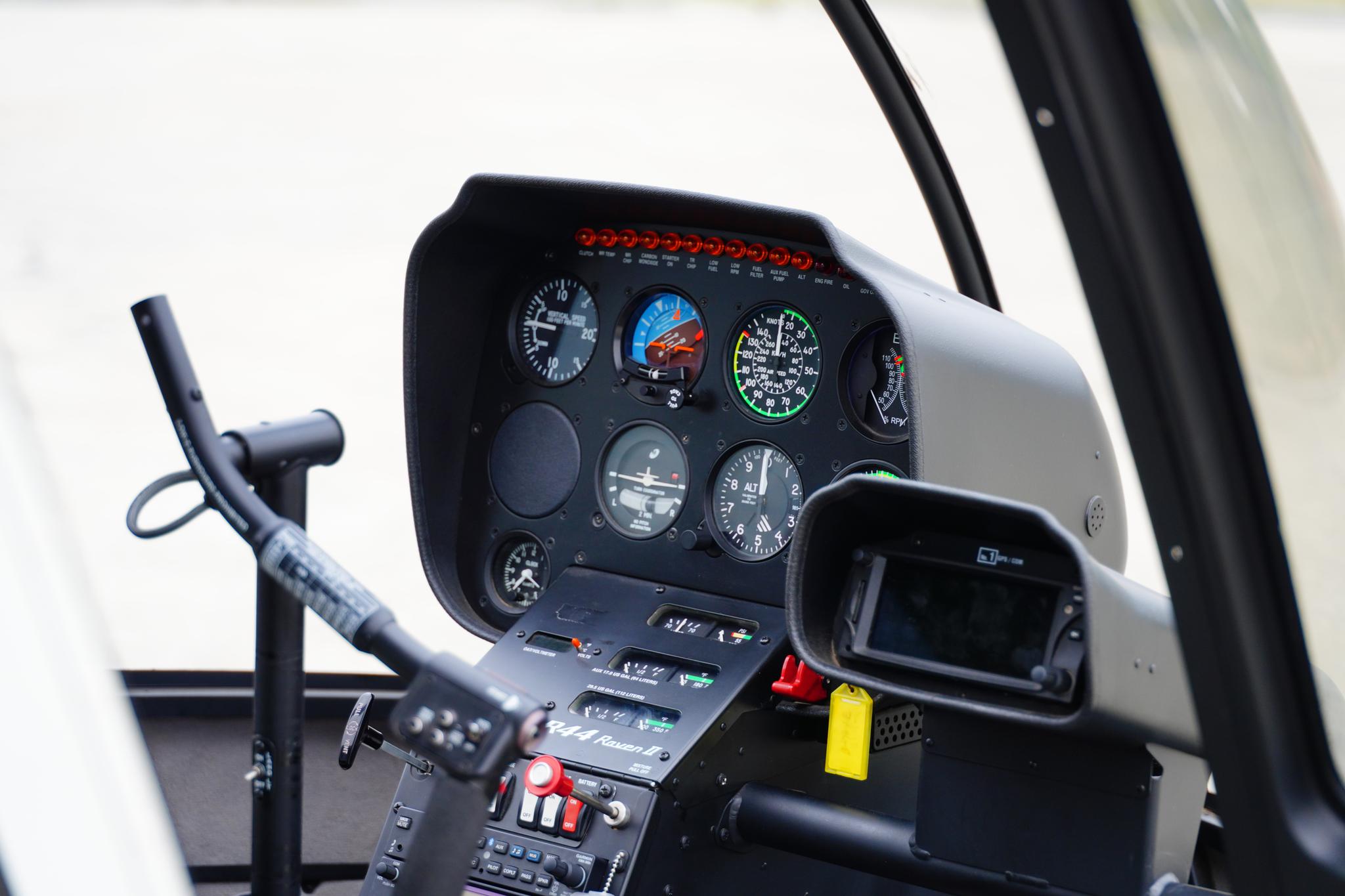 飞机之家再次购进一架罗宾逊r44直升机