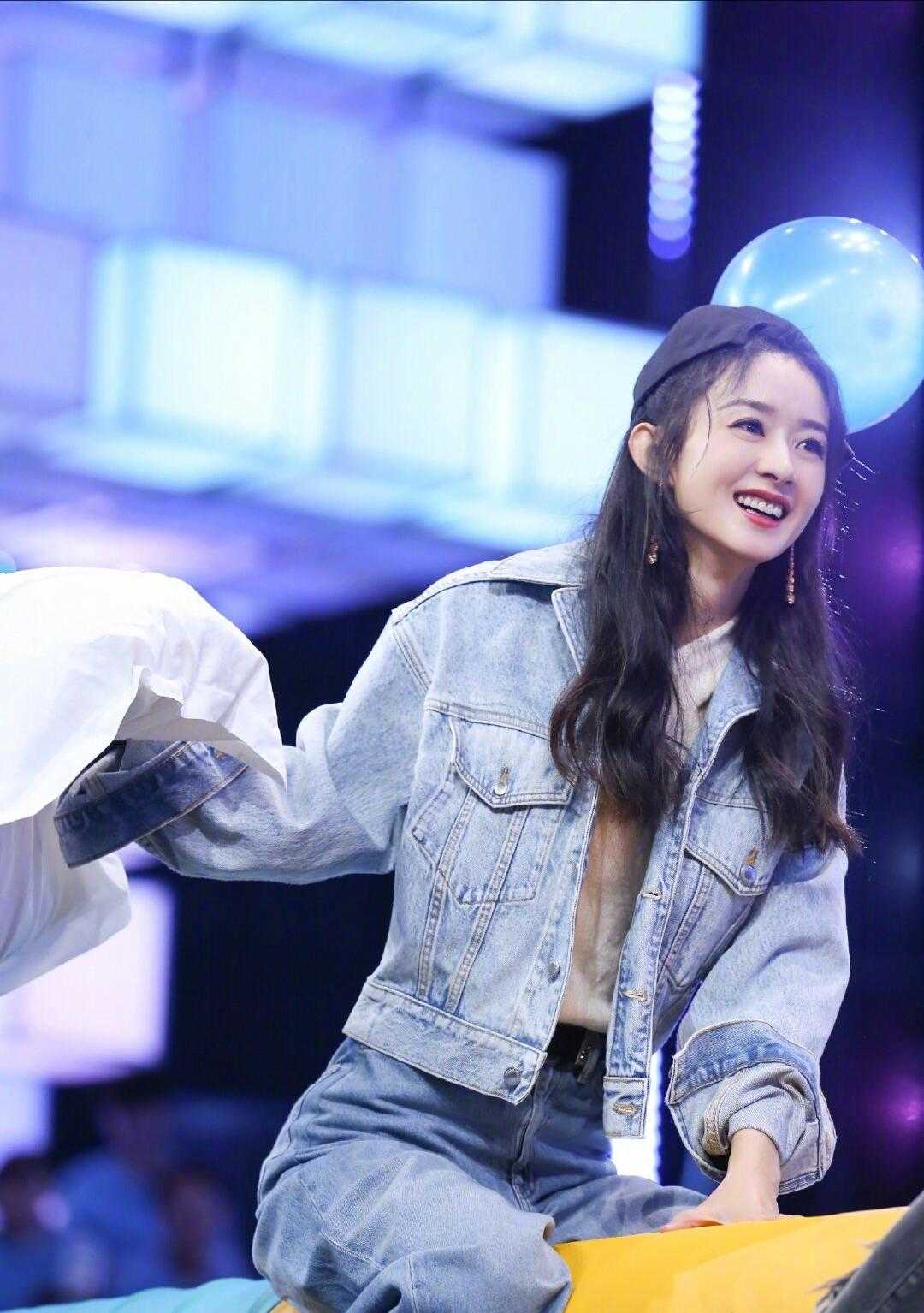 马蓉真的把自己当明星在经营穿长款牛仔外套笑脸跟粉丝打招呼