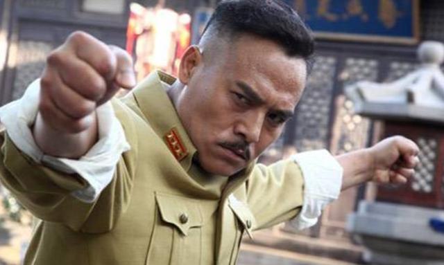 演员黑子地里晒玉米光鲜亮丽身上一尘不染被指不像干活像作秀