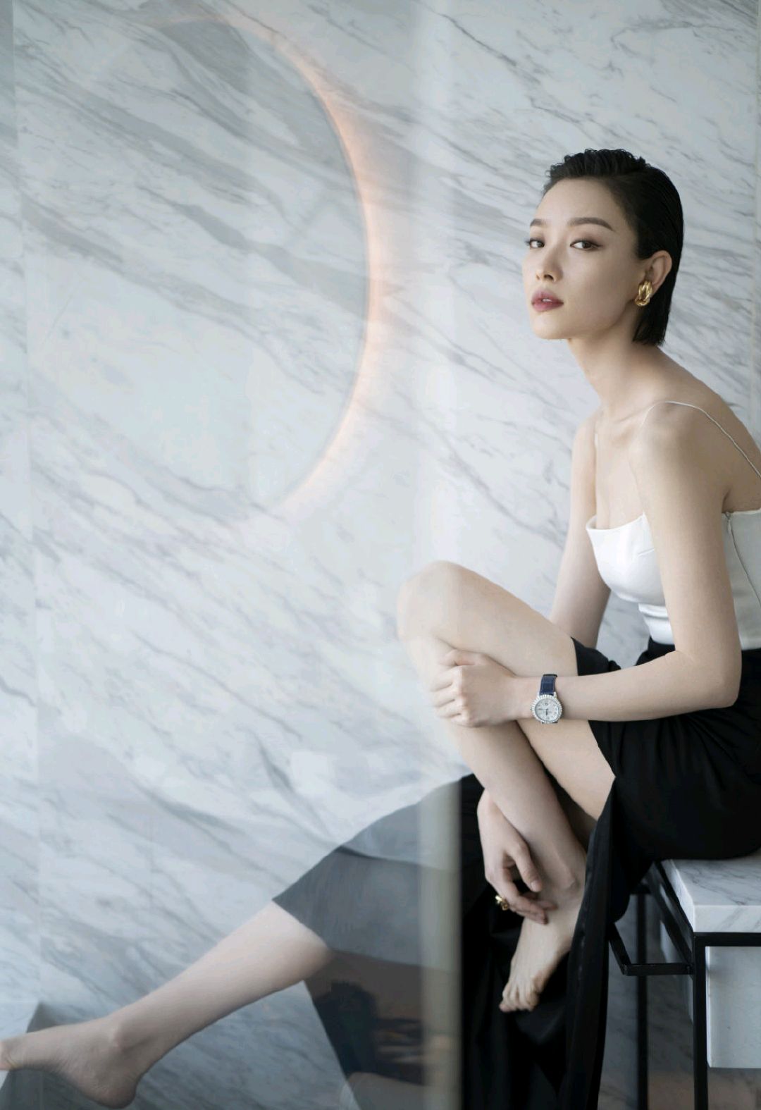 倪妮终于换发型短发背头配黑白拼接吊带高级精致蝴蝶背太抢镜