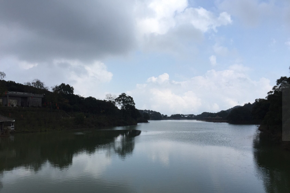 我国大陆最南端的一处大型的森林公园,园中有处高达500多米的云峰山脉