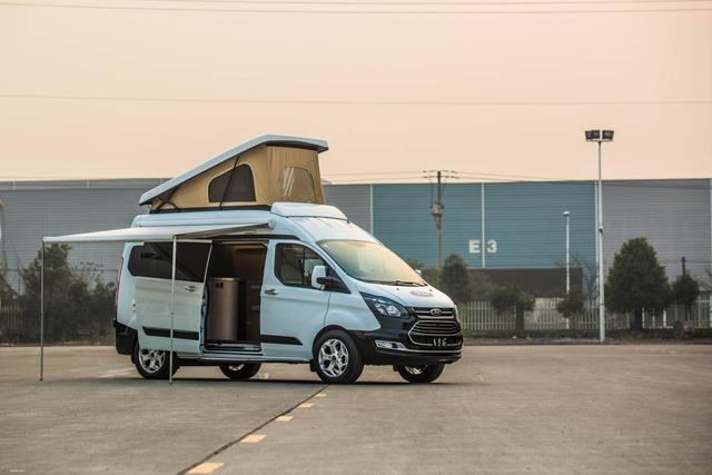 长途远行,福特途睿欧升顶房车带来更加宽敞自由的生活空间