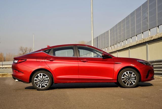 大众生产,轴距接近b级车,优惠幅度还大,这款掀背轿跑值得一看