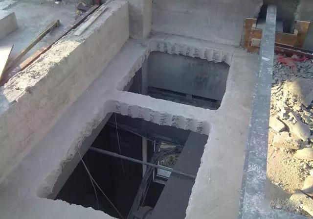 当垂直于板受力方向的洞口宽度b≤300mm或孔洞直径d≤300mm,且切断