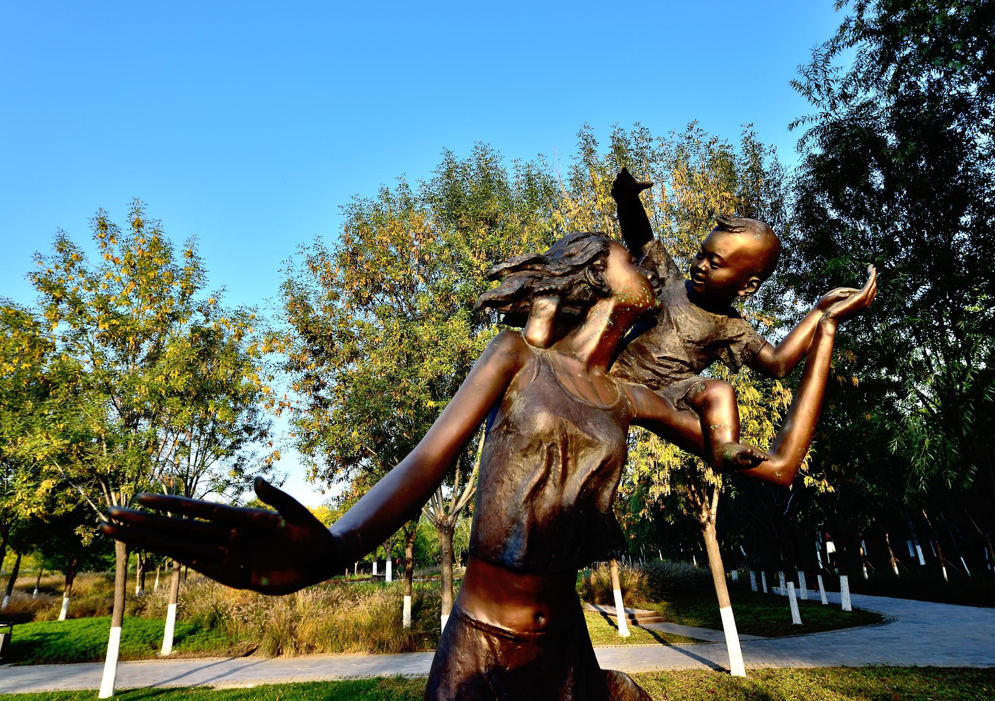 雕塑母子情深美