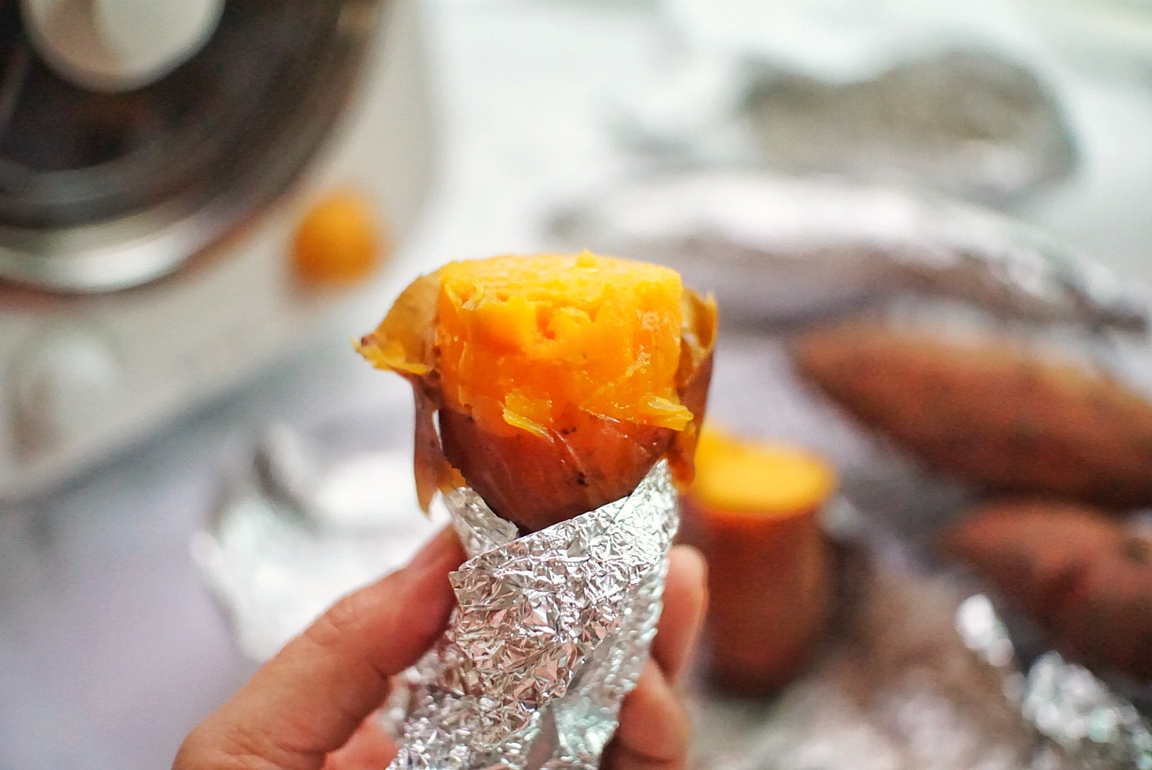 红薯这么烤很新奇在滚筒里滚着很好玩包上锡纸尝不一样的口味