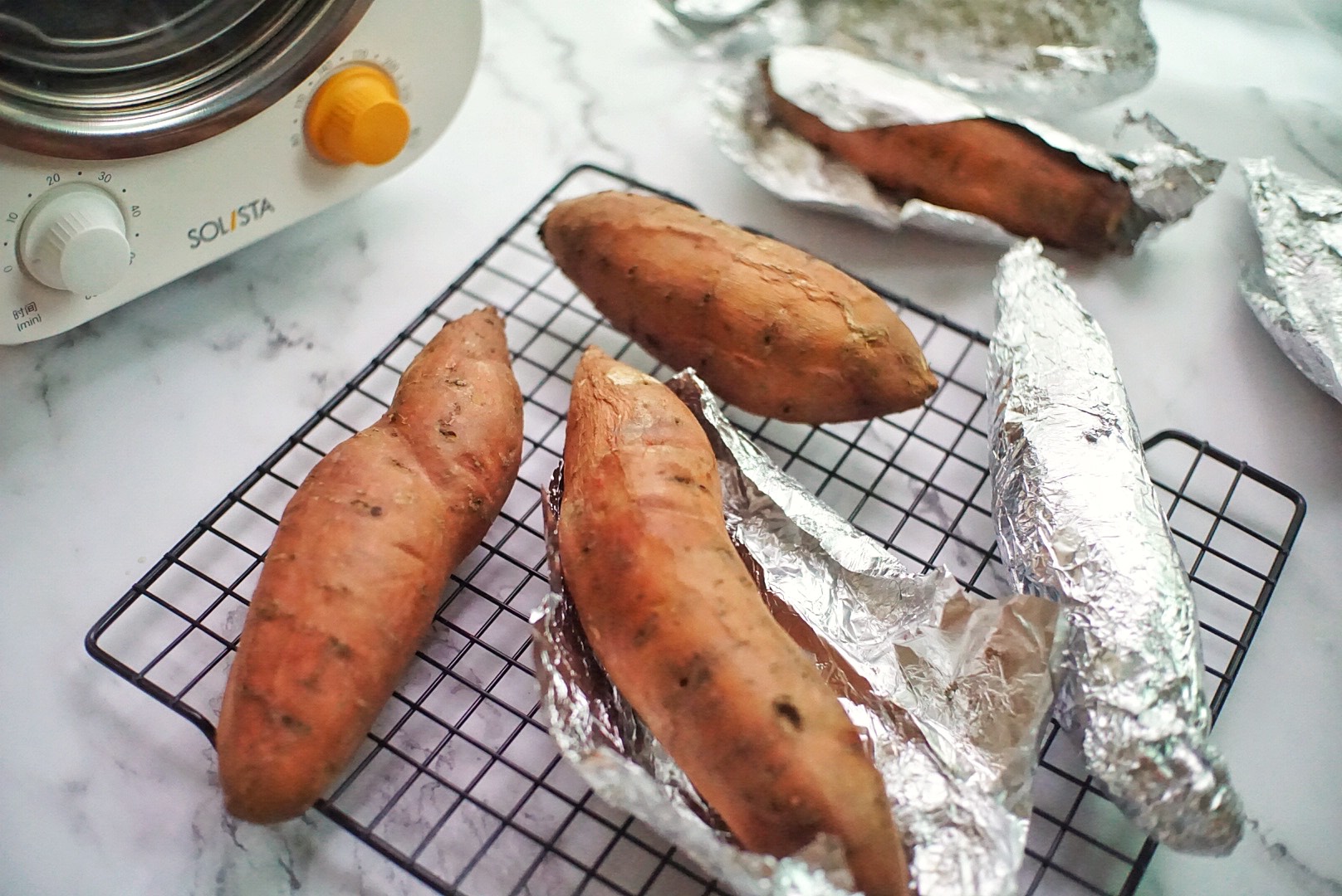 红薯这么烤很新奇在滚筒里滚着很好玩包上锡纸尝不一样的口味