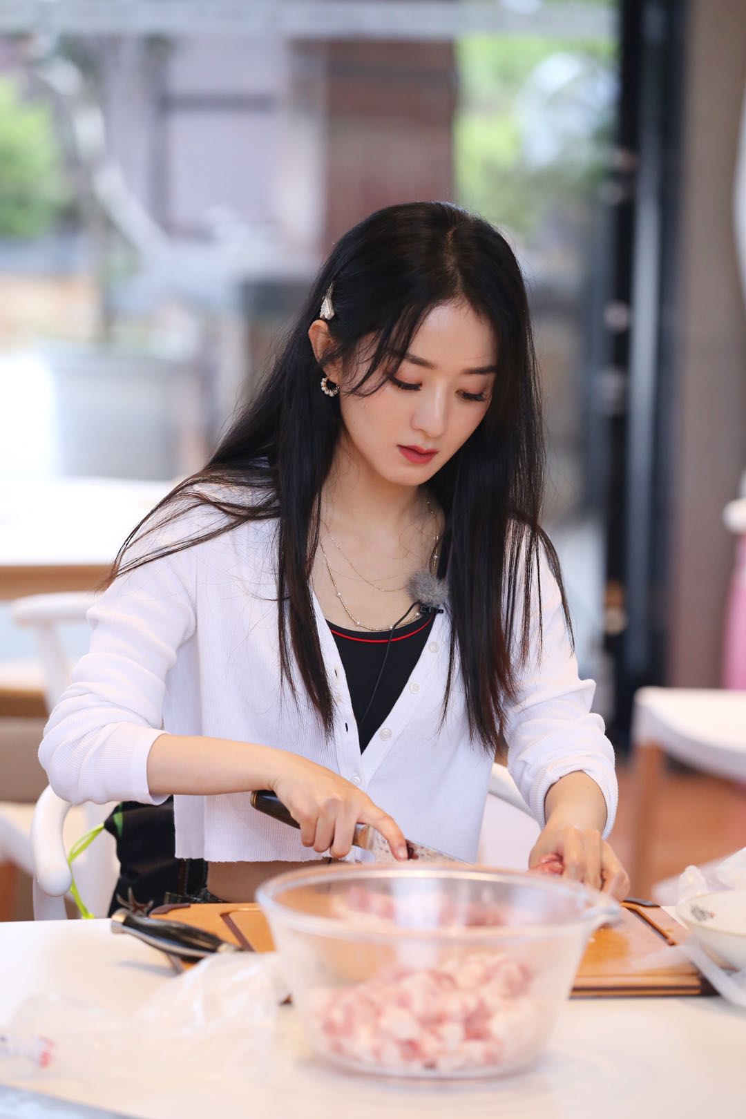 赵丽颖日常穿搭有模有样,就连厨师服也超好看